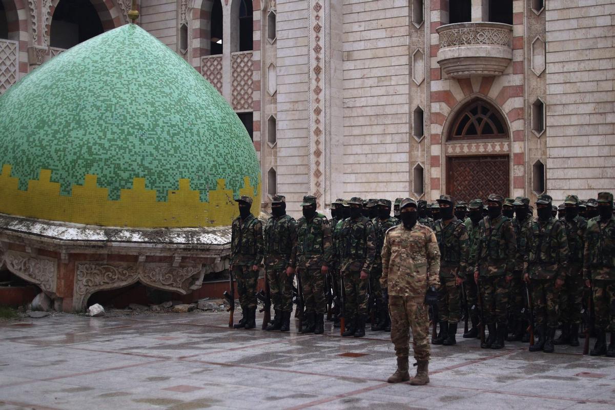 Los graduados de las fuerzas de seguridad general de Siria bajo la nueva administración del país asisten a una ceremonia en la ciudad norteña de Alepo el 12 de febrero de 2025. El presidente interino sirio Ahmed al-Sharaa dijo en una entrevista publicada el 10 de febrero que miles de personas se estaban uniendo al nuevo ejército del país tras el derrocamiento de Bashar al-Assad y la disolución de su ejército. Desde la caída del gobernante de larga data Assad en diciembre, las autoridades sirias han disuelto los antiguos servicios militares y de seguridad, y han establecido centros para que el personal que sirvió bajo el gobierno derrocado resuelva su situación. 
