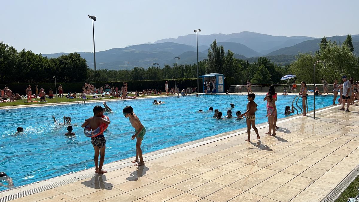 Diversos usuaris de les piscines municipals de la Seu d'Urgell banyant-se en una jornada d'episodi de calor extrema