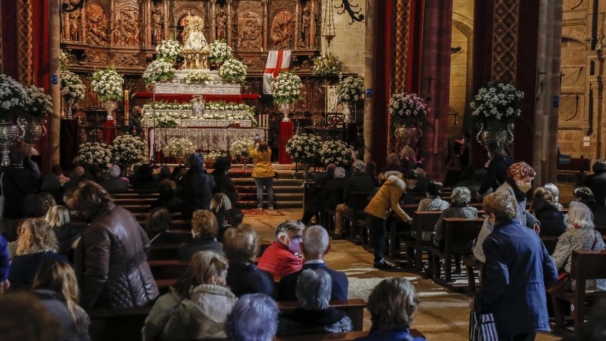 La Virgen de la Montaña en Santa María, ayer, vestida de blanco.