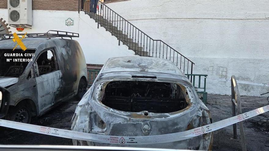 La Guardia Civil detiene a un hombre por un incendio que calcinó cuatro vehículos en Cártama