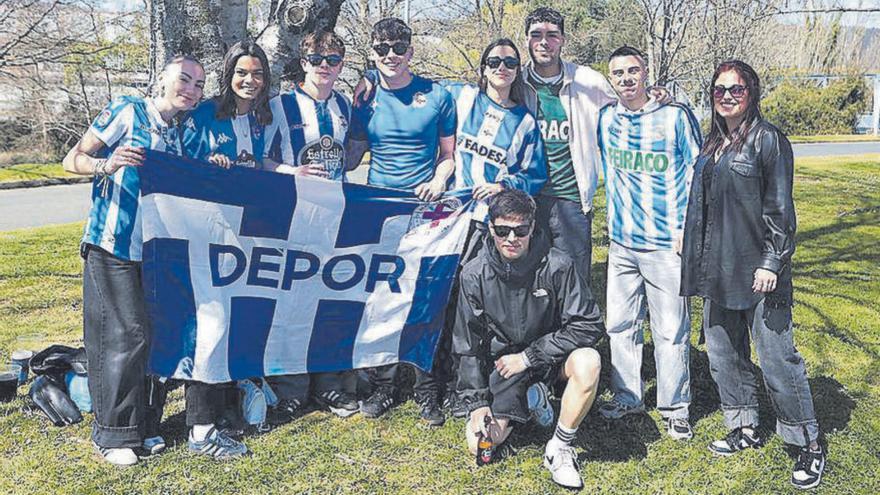 Un grupo de aficionados en los aledaños de A Malata. | Iago López