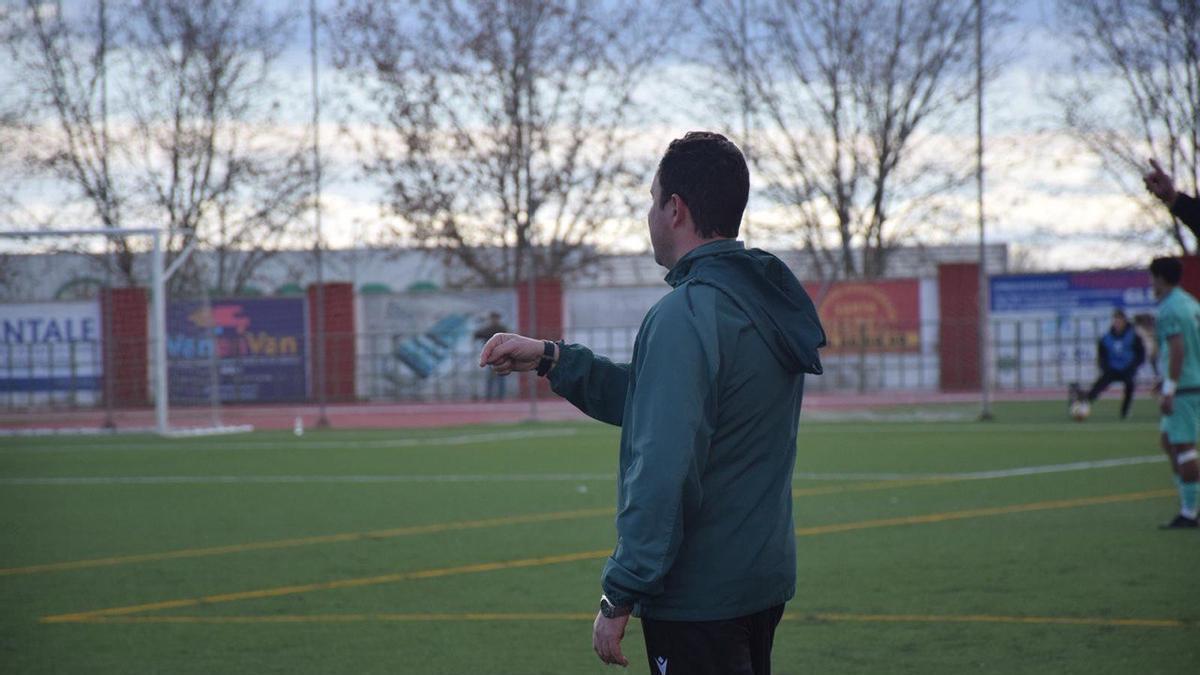 Miguel Ángel Ávila da instrucciones a sus jugadores durante el partido ante el Azuaga.