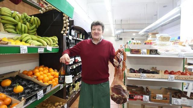 El propietario de La Estrella, Manuel Rodríguez, con productos de su ultramarinos. | Iago López