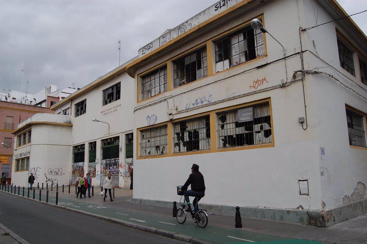 Fachada del edificio del mercado de la Puerta de la Carne, en ruinas y con huecos en las ventanas