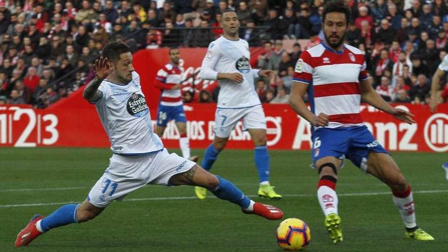 Cartabia intenta alcanzar el balón el domingo en el partido contra el Granada. lof