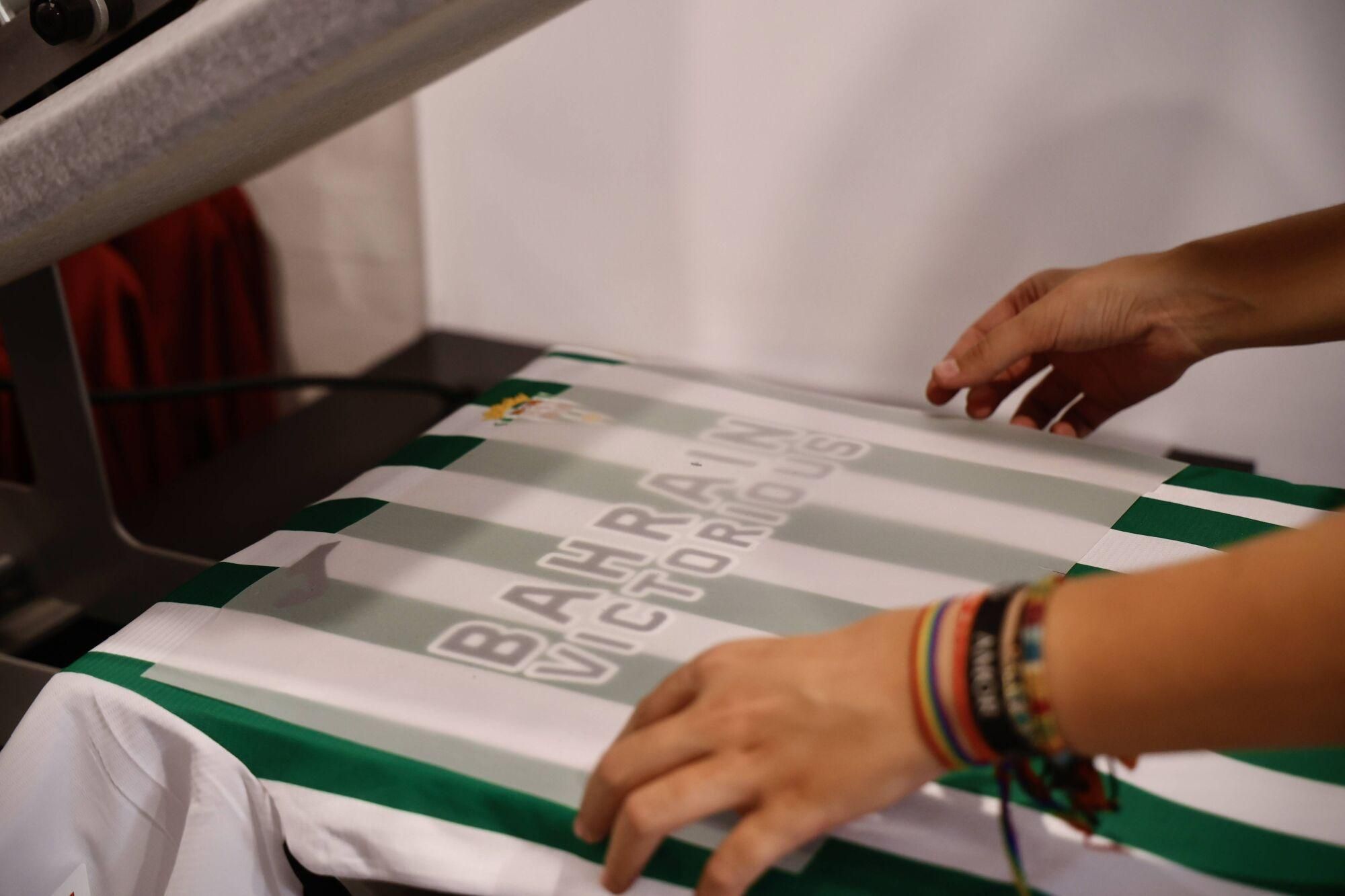 La afición del Córdoba CF, entre la nostalgia y la ambición con sus nuevas camisetas
