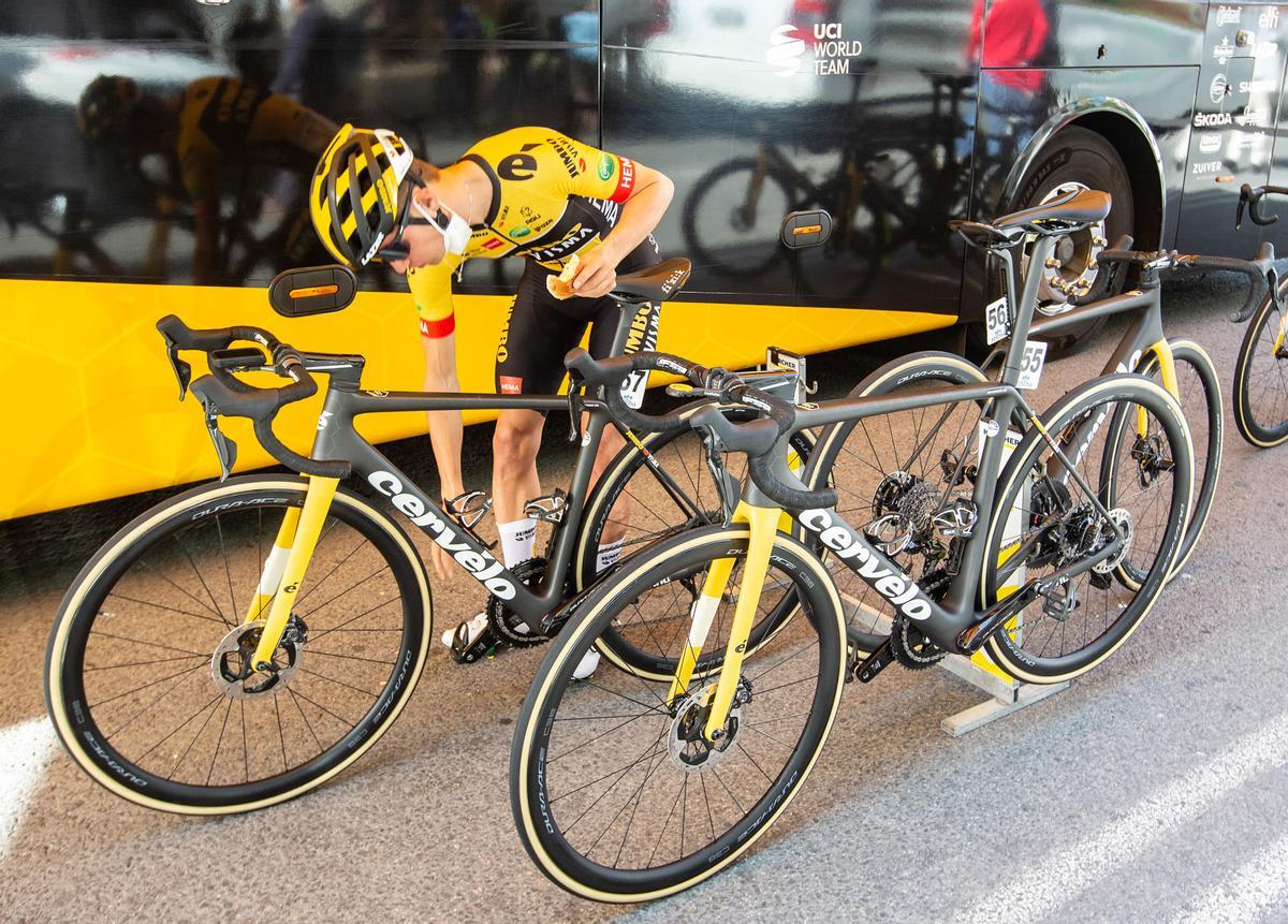 Salida de etapa de la Vuelta Ciclista a la Comunitat desde Alicante