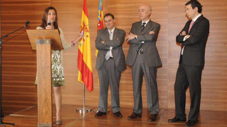 Mónica Lorente se dirige a los invitados en presencia de Juan Ramón Gil, Juan Antonio López Ruiz de Zuazo y Manuel Alarcón.