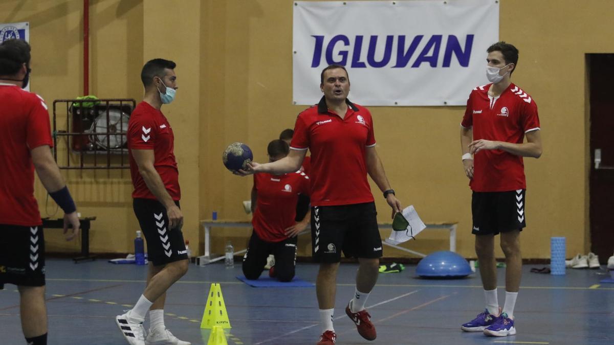 Jesús Escribano, técnico del Cajasur Córdoba Balonmano, durante un entrenamiento.