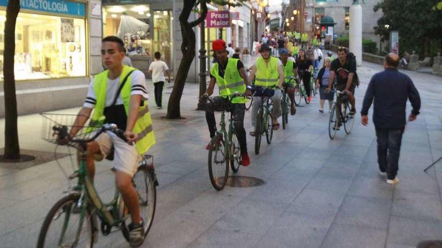 Acto reivindicativo de Masa Crítica para el uso de la bicicleta en el casco urbano de Ourense. // Jesús Regal