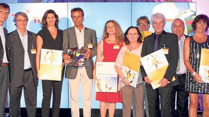Los hoteleros de las islas premiados junto a Sven Görrisen, director de TUI España y Portugal.