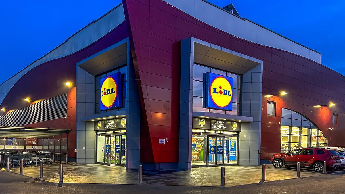 Mañana se esperan colas kilométricas en Lidl para conseguir la nueva chaqueta vaquera más barata del mercado: disponible en dos colores