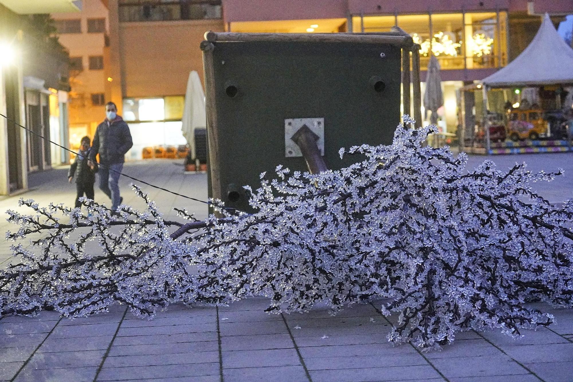 El vent fa caure l'arbre de Nadal del Mercat del Lleó