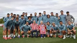 El emotivo gesto del Atlético con una pareja de aficionados veteranos