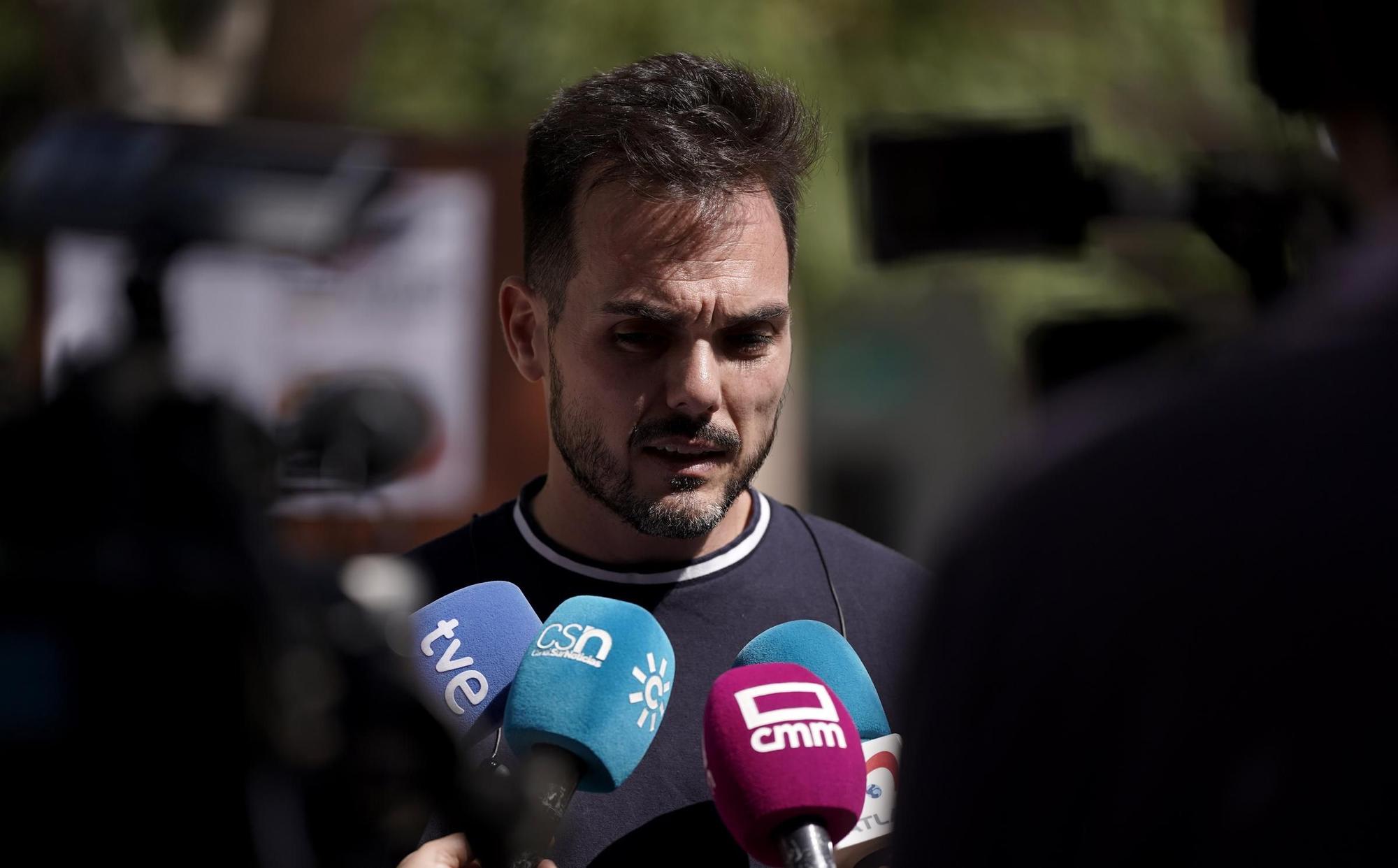 Asell Sánchez, primo de Mateo, niño de 11 años, asesinado en el polideportivo del pueblo, y portavoz de la familia, ,hace unas declaraciones en la plaza de Mocejón (Toledo)