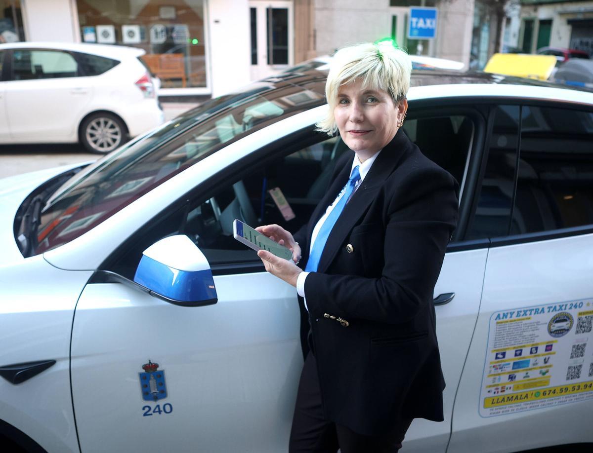 Any Voinea posa junto a su taxi