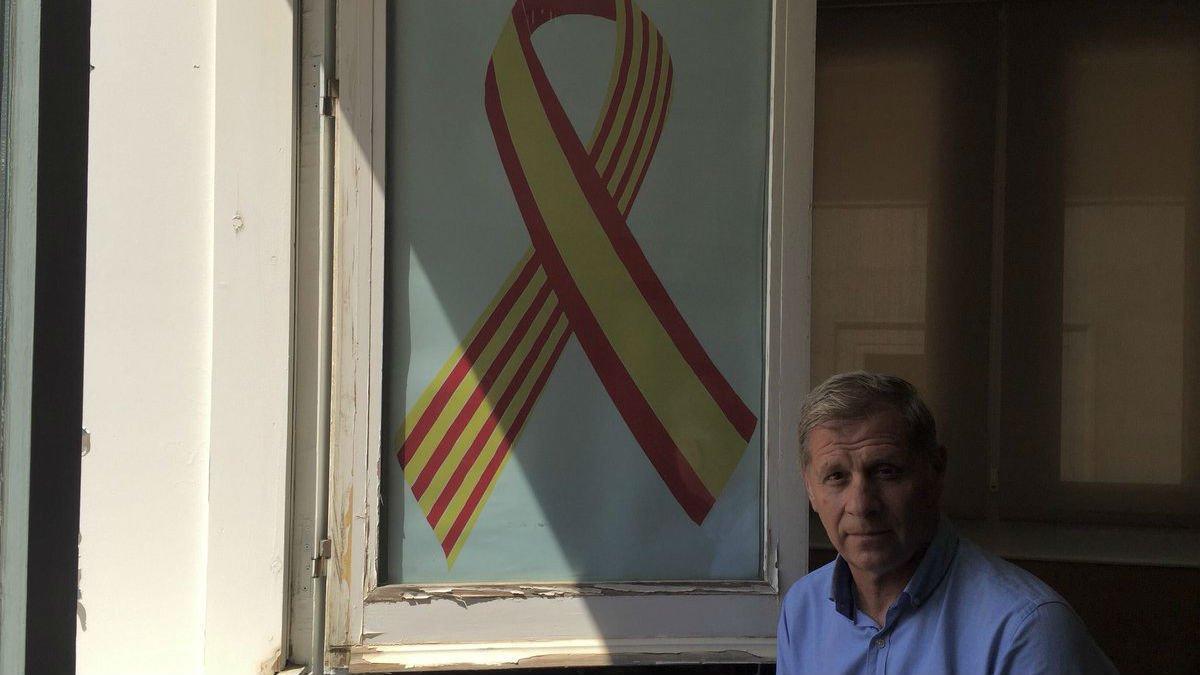 Fernández Díaz cuelga un lazo con las banderas de España y Catalunya
