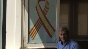 Alberto Fernández Díaz posa junto al lazo con las banderas de España y Catalunya colocado en la fachada del Ayuntamiento de BCN