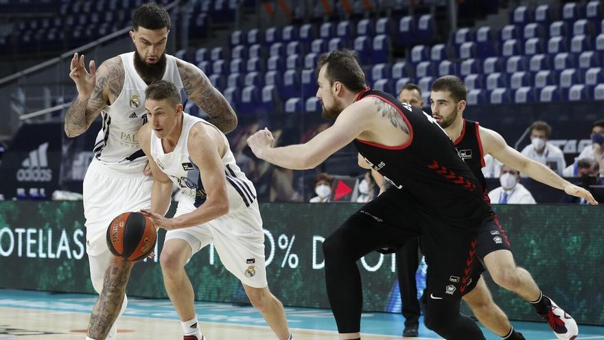 El Madrid vence al Bilbao Basket y asegura el liderato