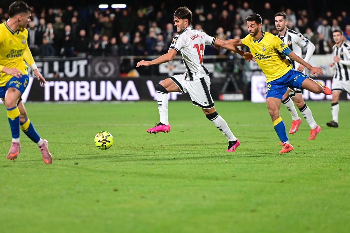 Alcazar durante una acción del partido, empujado por el jugador de Las Palmas.