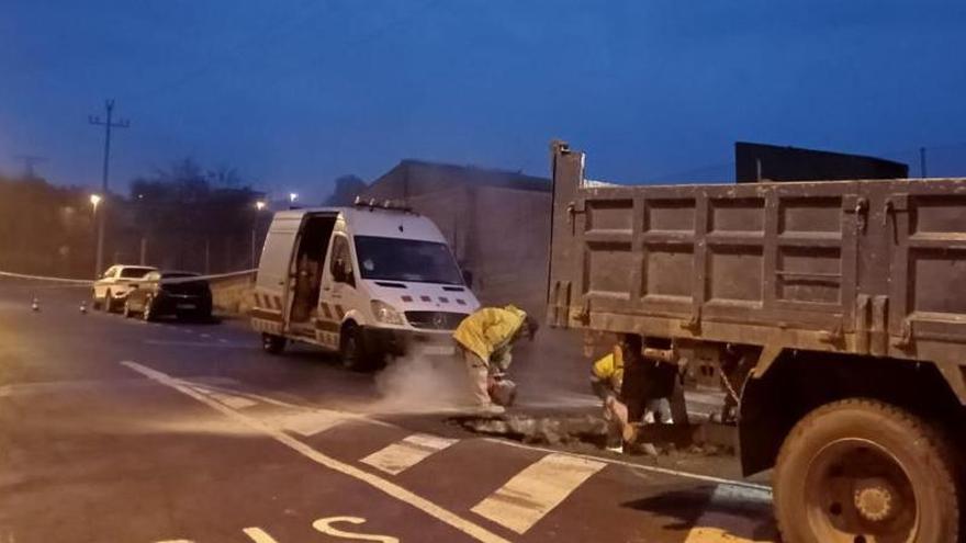 Un grupo de operarios trabaja en la reparación de la fuga de agua en la Bisbal d'Empordà.