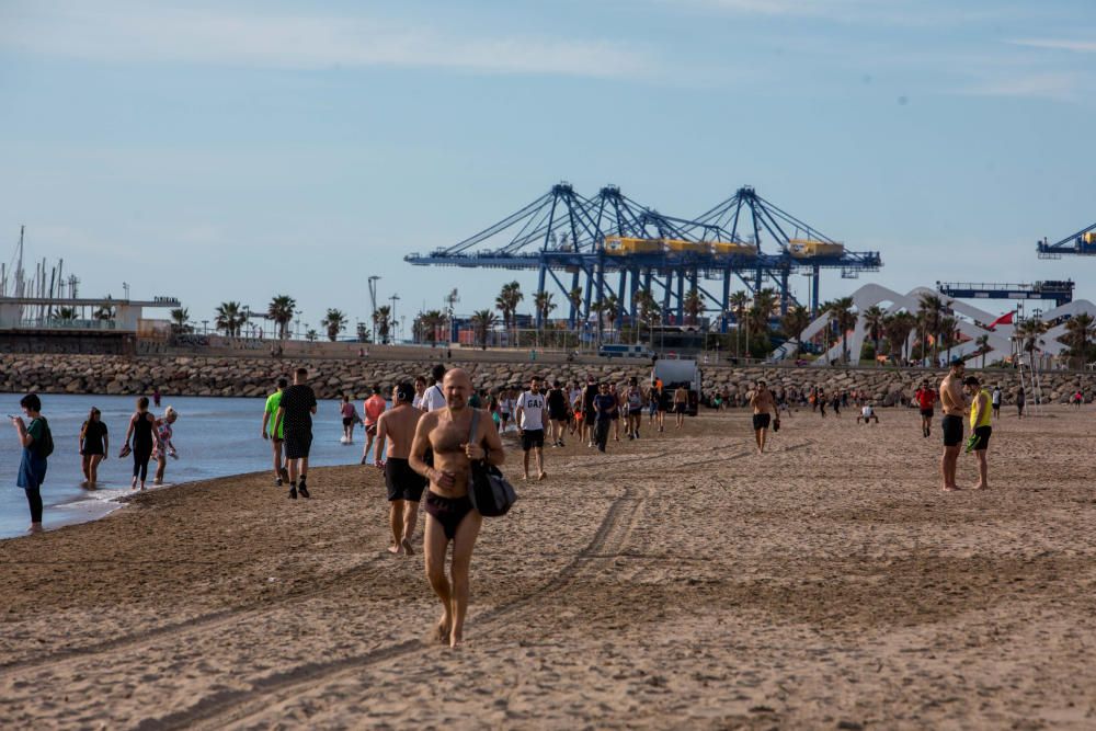 Deportistas en el Paseo Marítimo y en el Jardín del Turia de València