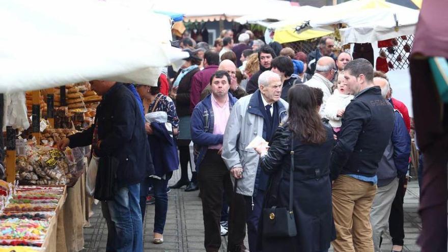 Público en la última jornada del mercado de San Isidro en Posada.