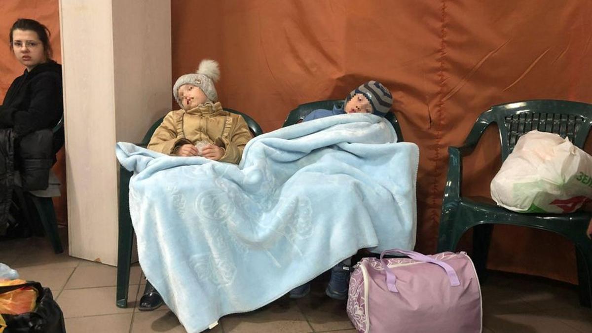 Dos niños duermen en el polideportivo de Chelm, reconvertido en centro de acogida de refugiados ucranianos.