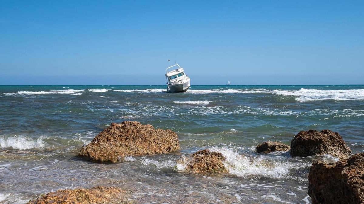 El barco de recreo que ha quedado encallado frente a la costa d'Orpesa.