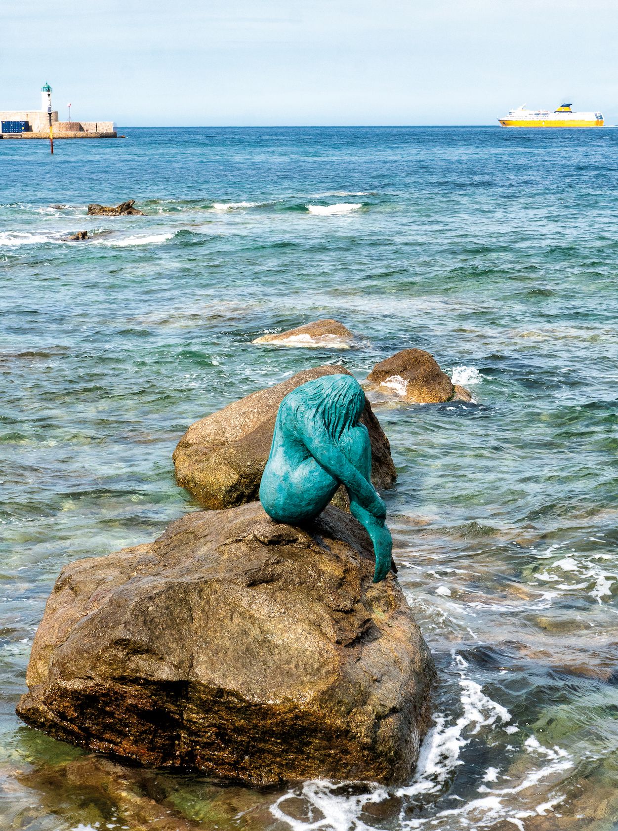 Escultura de bronce La Sirena, del artista corso Gabriel Diana, en L’Île-Rousse