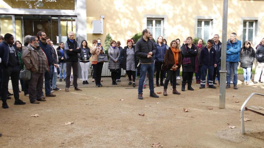 Concentració de protesta contra l&#039;apunyalament a una treballadora a Salt