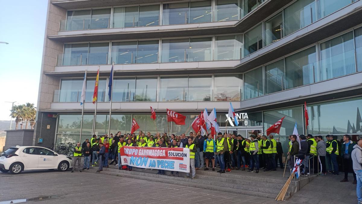 Trabajadores del Grupo Ganomagoga, hoy ante la sede de la Xunta en Vigo.