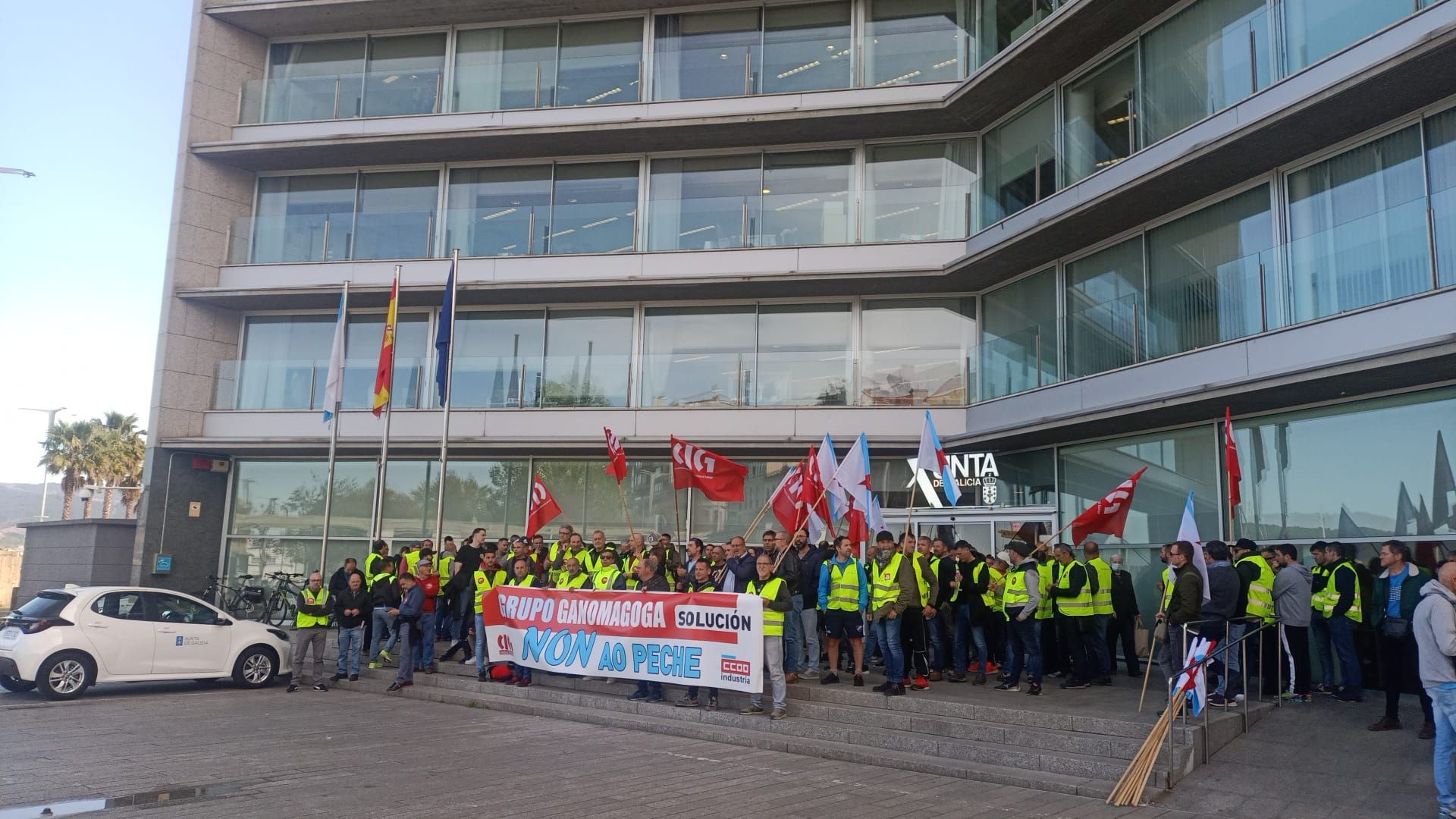 Protesta de los trabajadores del Grupo Ganomagoga ante la sede de la Xunta en Vigo.