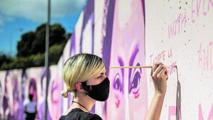 La Laguna acoge  el mural feminista que veta Madrid