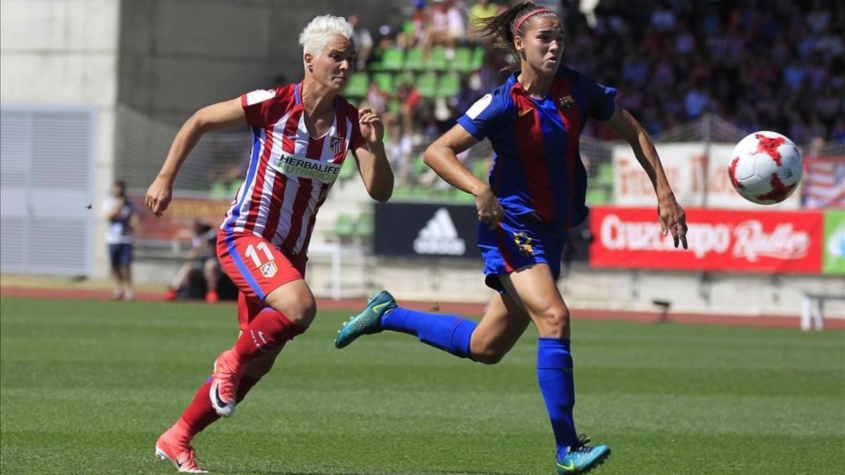 La jugadora del Atlético Priscila Borja y Leila Ouahabi, del Barça, persiguen el balón durante la final de la Copa de la Reina.