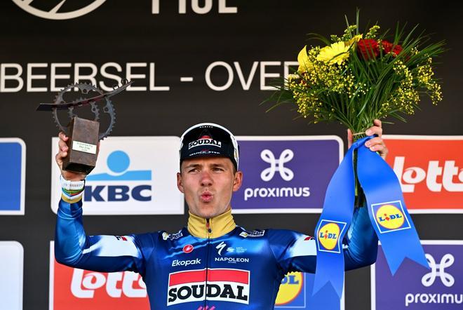 Remco Evenepoel, el Viernes Santo, en el podio de la Flecha de Brabante.