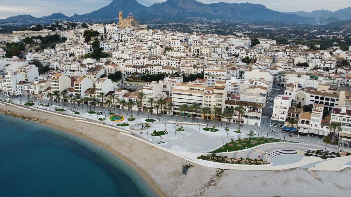 Vista aérea del parque del paseo marítimo de El Bol, en Altea.