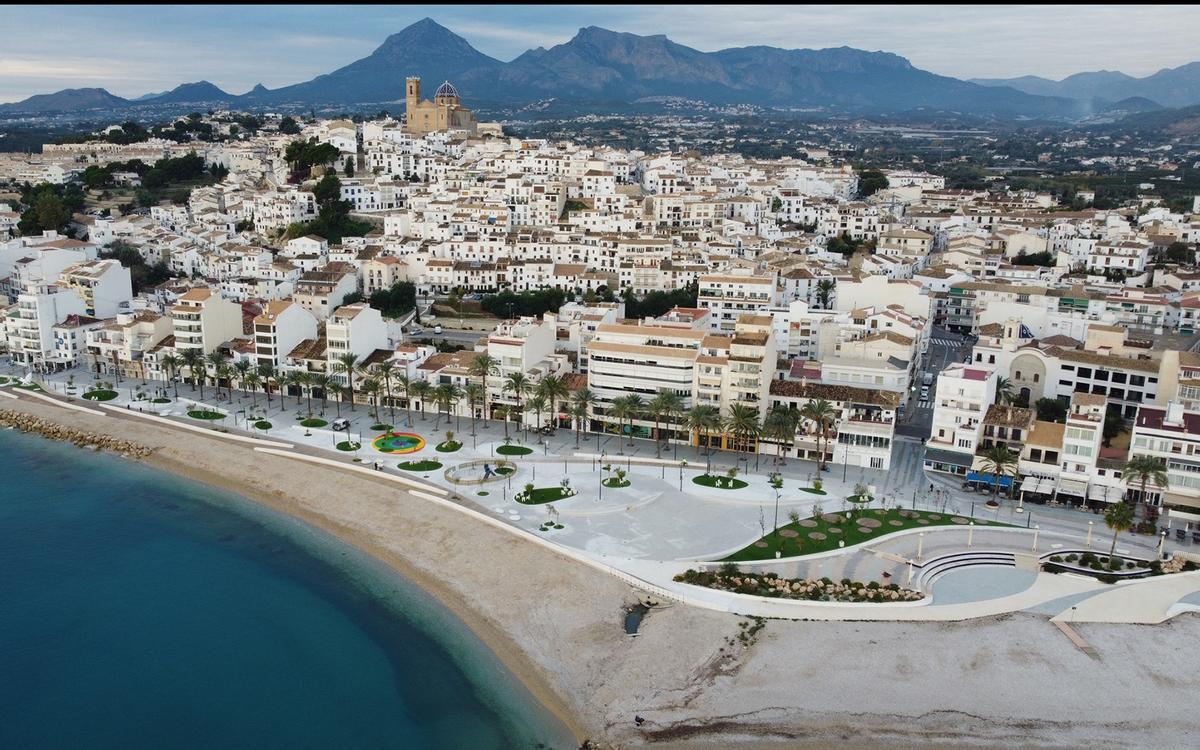Vista aérea del parque del paseo marítimo de El Bol, en Altea.