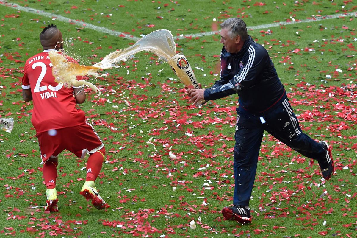 Ancelotti festeja con el chileno Arturo Vidal la Bundesliga ganada con el Bayern de Múnich en 2017.