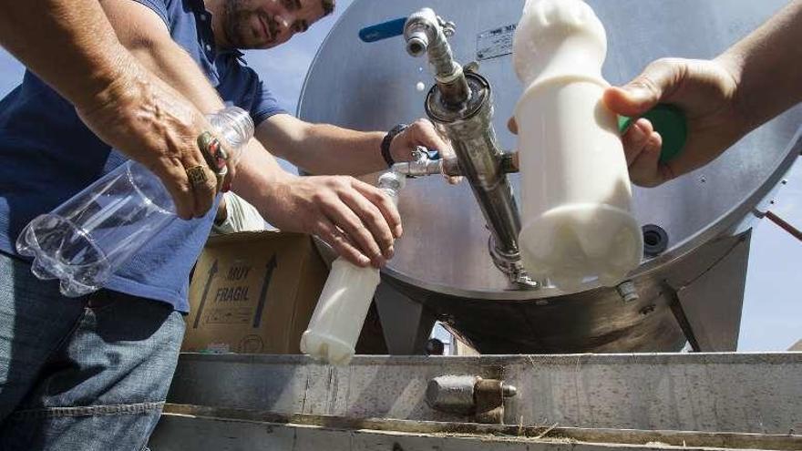 Los ganaderos repartieron leche gratis, ayer, en Santiago. // Ó. Corral