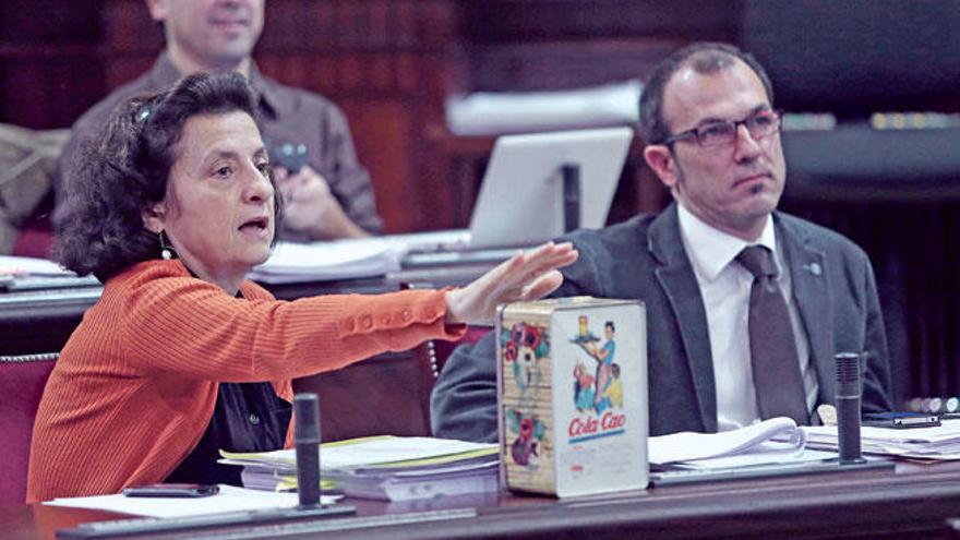 Santiago y Biel Barceló, líder de Més, en un pleno del Parlament.