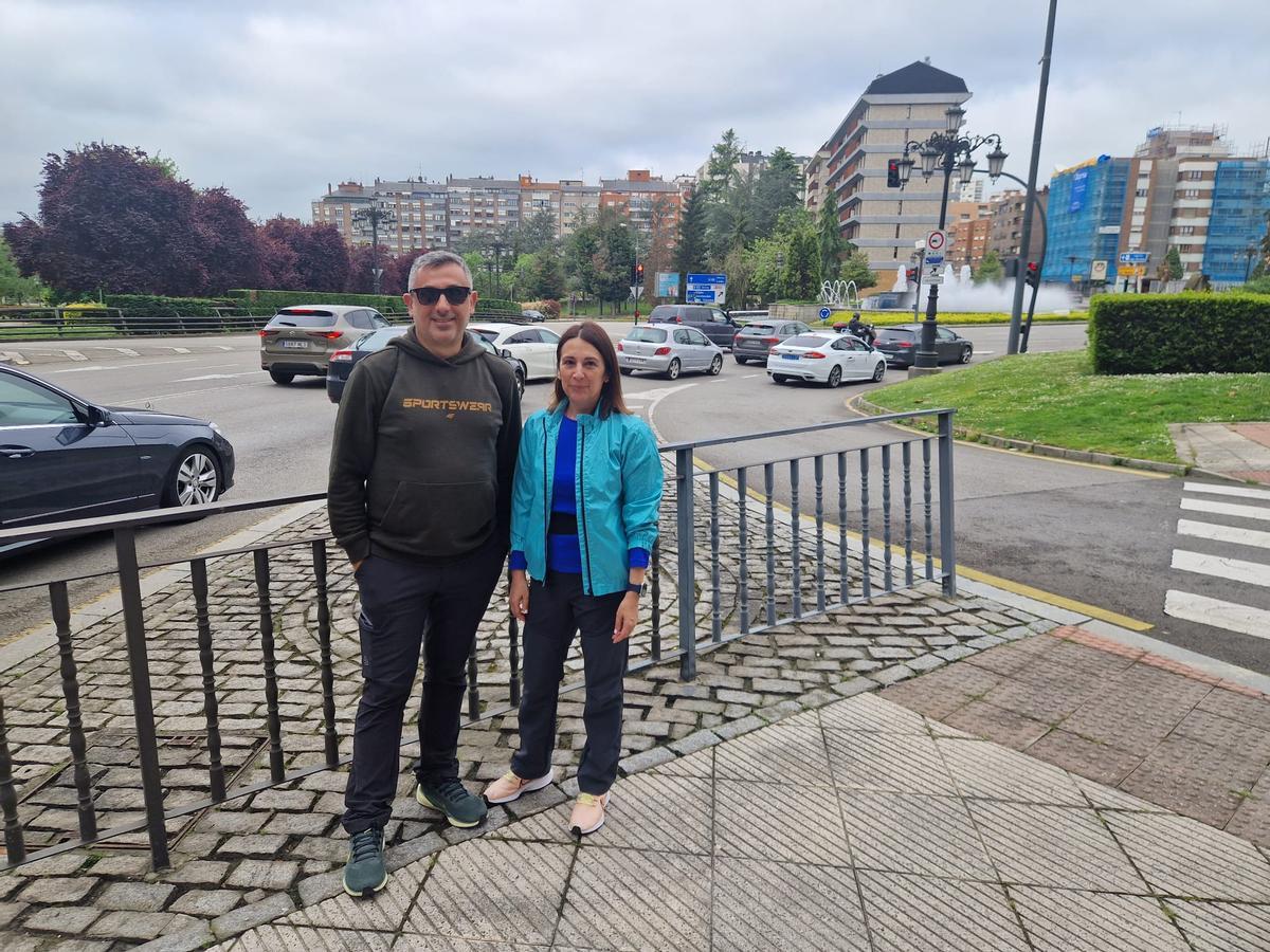 Pablo Fraile y Carmen Fernández, ayer, junto al enlace que el Ayuntamiento baraja anular para reducir los accidentes.