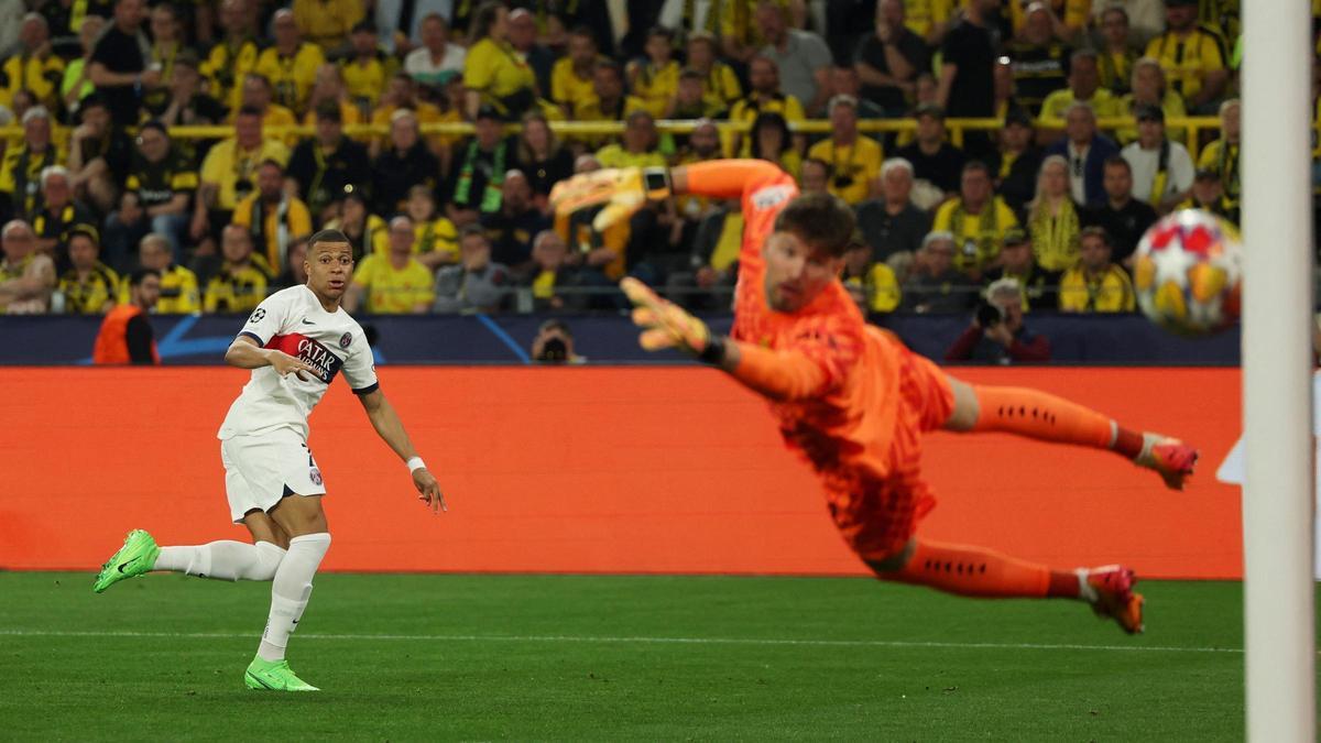 Mbappé observa como su disparo se estrella en el poste izquierdo de Kobel, el meta del Dortmund.