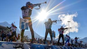 Simon Schempp (I), Simon Desthieux (C) y Sindre Pettersen entrenando en la Copa del Mundo de Biathlon en Hochfilzen, Austria