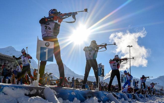 Simon Schempp (I), Simon Desthieux (C) y Sindre Pettersen entrenando en la Copa del Mundo de Biathlon en Hochfilzen, Austria