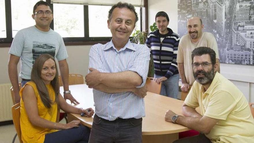 El catedrático José J. Pazos, en primer plano, y en el sentido de las agujas del reloj los miembros del grupo SSI Yolanda Blanco, Jack Bravo, Martín López Nores, Alberto Gil y Manuel Ramos.