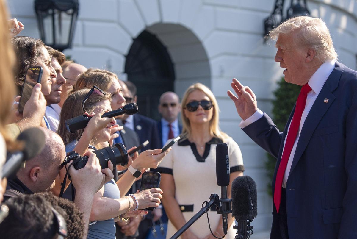 Donald Trump charla con los periodistas en la Casa Blanca, este viernes.
