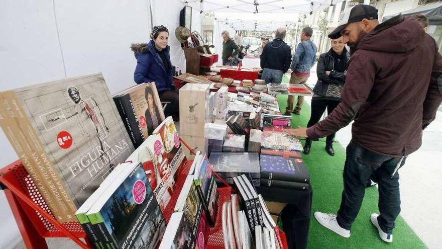 Una de las últimas actividades de la asociación fue la celebración de mercadillos en la calle.  // Faro