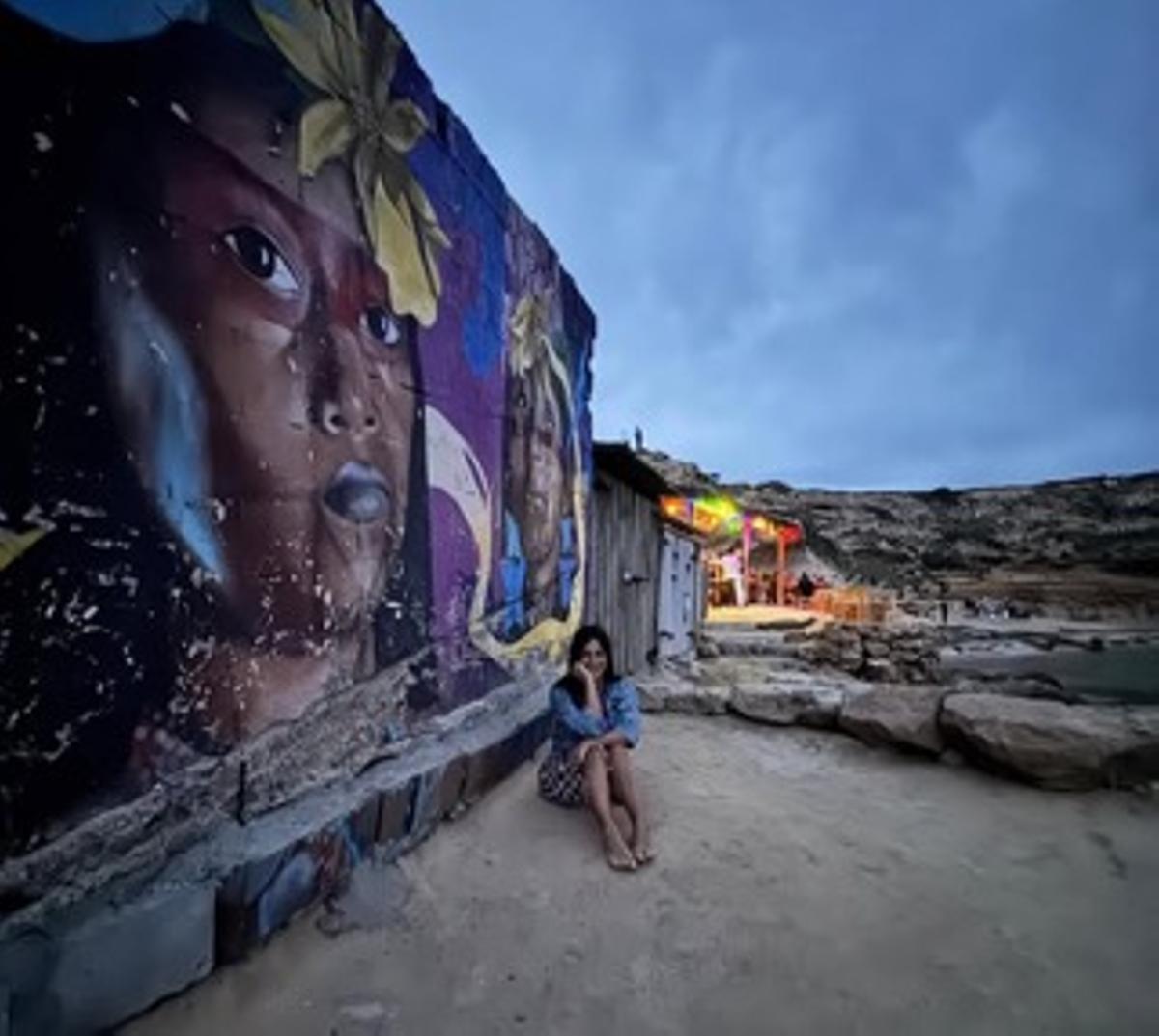 Begoña Villacís, en una playa de Ibiza al atardecer