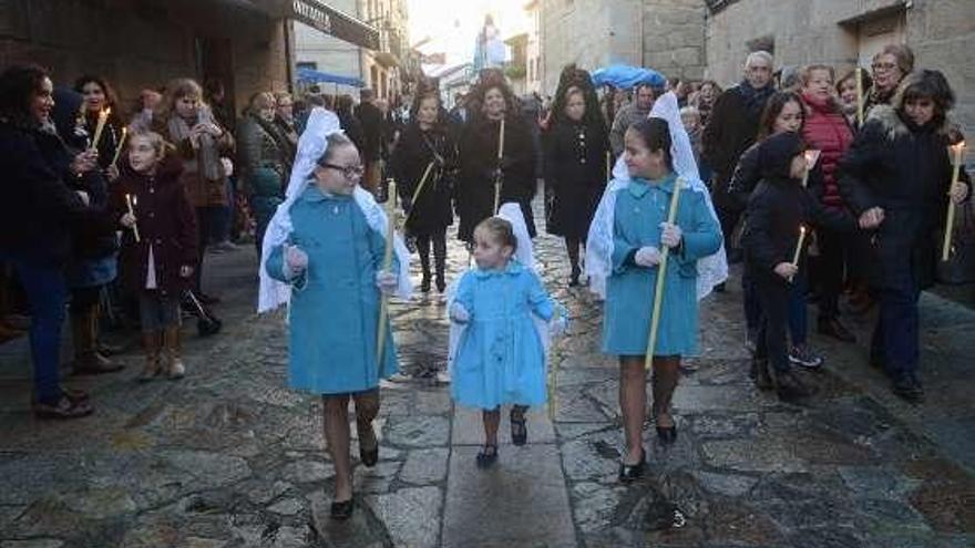 La procesión de la Candelaria, en Cambados, ayer. // Noé Parga